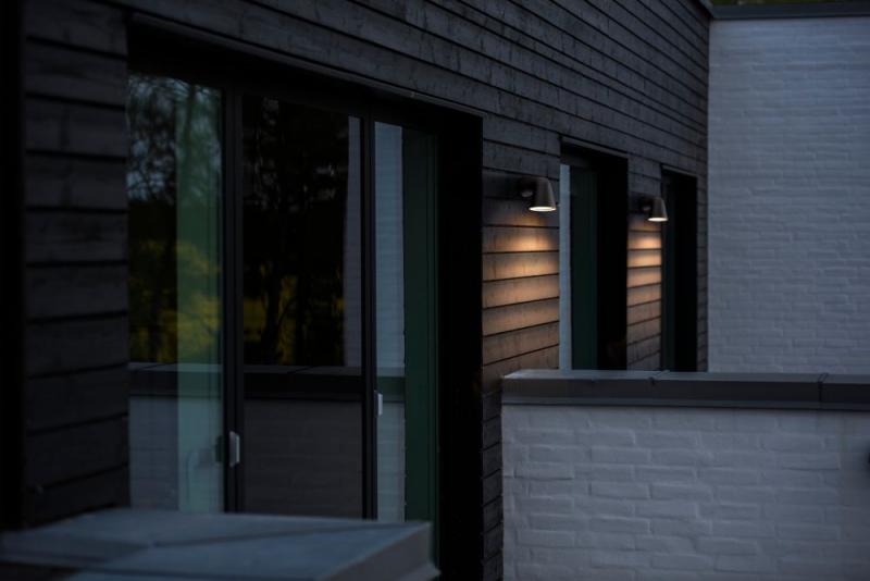 Trichterförmige mattschwarze   Außenwandleuchte FRONT in schlichtem Design